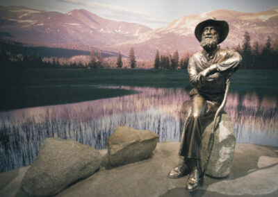 Foto van een standbeeld van John Muir