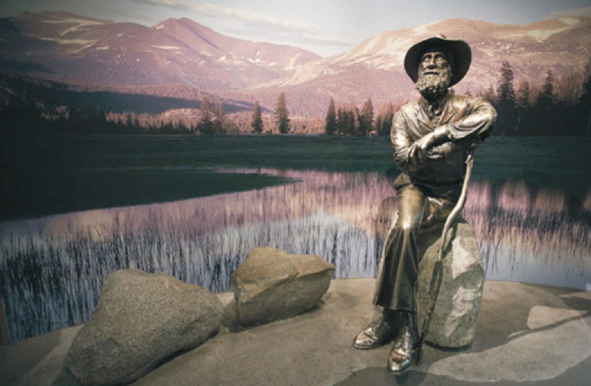 Foto van een standbeeld van John Muir